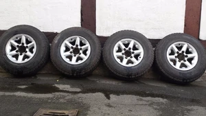 Original Nissan Terrano II Felgen mit Reifen neuwertig A/T 15 Zoll Winter M+S - Bild 1 von 10