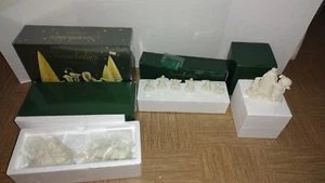 Lote de 56 estatuillas de porcelana vintage retiradas del Departamento de Snowbabies  - Imagen 1 de 6