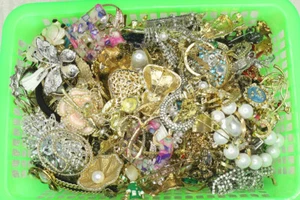 Lote de 50 piezas de bisutería vintage broche pendiente collar A+++++ - Imagen 1 de 7