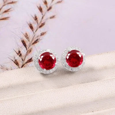 Безупречные серьги-гвоздики из чистого золота 14 карат с красным рубином круглой огранки - Изображение 1 из 3