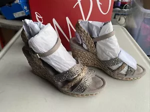 Impo Simply Taupe Suedy /raffia Rope/ Hot Fix Buckle Wedge Sandals Shoes 8.5 M - Picture 1 of 6