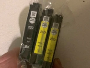 LOTE DE 3 CARTUCHOS DE TINTA GENUINOS EPSON 220 2 AMARILLOS Y NEGROS - SELLADOS - ENVÍO GRATUITO - Imagen 1 de 3