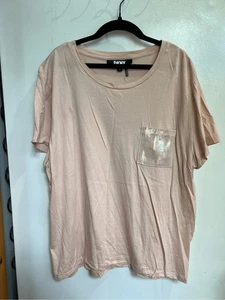 Camiseta DKNY Rosa Con Lentejuelas Bolsillo Frontal Mujer Talla XL-Spot En la Parte Frontal - Imagen 1 de 8