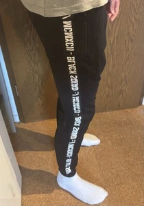 Lange Sporthose mit weißem Schriftzug - BLACK SQUAD :/ MCMXCII (M) - Bild 1 von 4