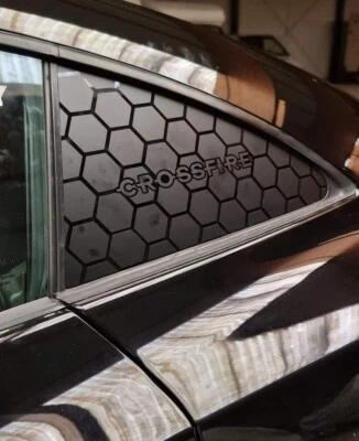 2x Stickers nid D'abeille Chrysler Crossfire Noir Mat Full Rouge Vitres Arrière  - Imagen 1 de 3