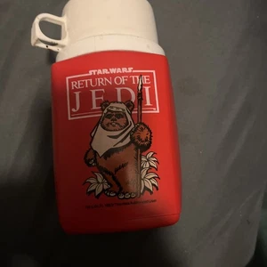 Star Wars 1983 Il Ritorno dello Jedi Ewok Thermos in plastica rossa 8 oz con coperchio passante per bevande  - Foto 1 di 7