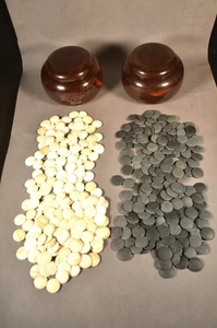 JAPANISCHE WEISSE MUSCHELSCHALE & SCHWARZER SCHIEFER GO BOARD STEINE mit LACKIERTEN KEYAKI SCHALEN - Bild 1 von 10