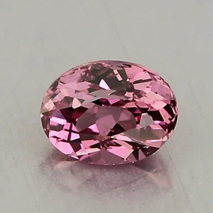 Video_0,88cts_Natürlicher Malaya Granat_Tansania_Lebhaftes Lila Rosa_Ovaler Schnitt_GM1062 - Bild 1 von 2