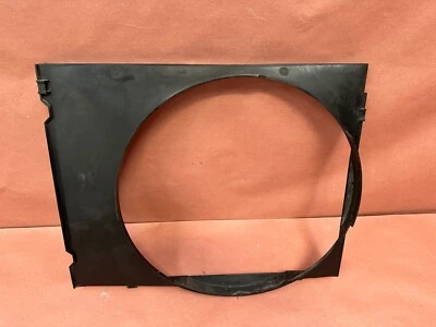 Radiador BMW E30 325e 320I 325I 325IX 2.7L M20 cobertura ventilador fabricante de equipamento original #86208 - Imagem 1 de 4