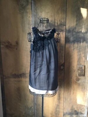 Camiseta sin mangas Twentyone negra con acento floral Foto 1 de 3