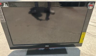 RCA 32" LCD DVD Player Combo TV HDTV High Definition Television w Remote Control - Image 1 of 4