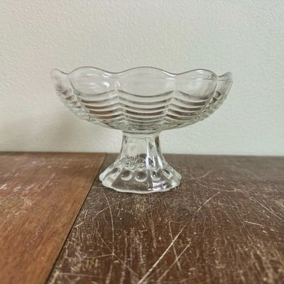 Antiguo pedestal de vidrio soplado prensado EAPG compota patrón de amapola plato de caramelo Foto 1 de 4