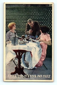 Postkarte Anfang 1900 Danach ist es deine Schuld, zwei Damen beim Abendessen trinken Wein - Bild 1 von 4