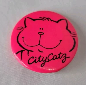 Vintage Sanrio 1985 City Catz Button Pin Pinback Hot Pink Cats Japan HTF - Bild 1 von 6