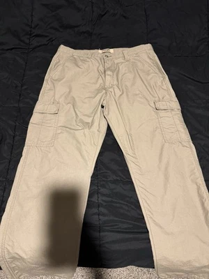 Pantalón cargo Wrangler Authentics para hombre sarga calce relajado (logan) Foto 1 de 4