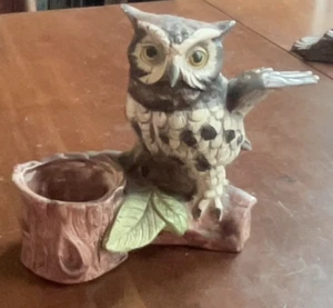 Estatuilla de cerámica realista vintage de un búho protegiendo una pequeña maceta. 5" x 5". - Imagen 1 de 6