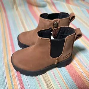 UGG Kleinkind Ashton Chelsea Stiefel Größe 7 fällt klein aus - Bild 1 von 11