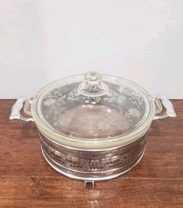 Cazuela/plato/tazón de vidrio Pyrex rara de colección con tapa grabada y soporte de metal tono plateado - Imagen 1 de 17