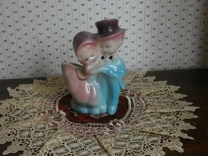 Vintage Keramik Übertopf blauer Mann und rosa Frau Figuren 61/4" groß - Bild 1 von 7