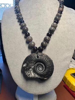 Collar calavera alienígena tallada en amonita esferas granate translúcido yoperlita #35 Foto 1 de 4