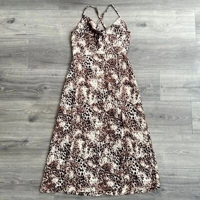 Vestido midi sin cordones de satén Forever 21 talla pequeña abertura cruzada espalda estampado de leopardo Foto 1 de 4