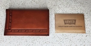 Difícil de encontrar Nuevo en caja Cartera LEVI's de Colección Años 70 con Pestaña Naranja Doble Pliegue Cuero de Vaca Repujado - Imagen 1 de 6