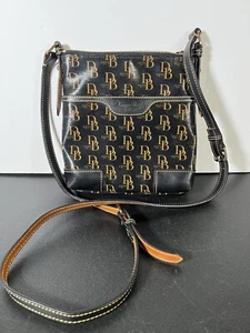 Portacartas Dooney & Bourke Signature DB 1975 algodón recubierto negro dorado, correa - Imagen 1 de 15