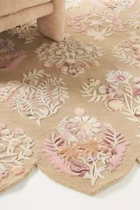 Handgetufterter Teppich aus Wolle & Seide Blumenmuster neutral gerippter Rand - Rayna Design - Bild 1 von 3