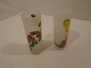 2 vasos de vidrio esmerilado MCM vintage con diseños de frutas, 6 3/4" de alto - Imagen 1 de 6