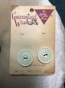 "Juego parcial de botones de color marfil de plástico antiguo de colección Le Chic de 7/8" - Imagen 1 de 5
