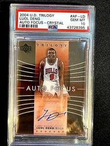 PSA 10 SSP /25 CRYSTAL 2004 UD Trilogy Auto Focus Luol Deng Rookie Bulls = GRD815 = - Foto 1 di 3