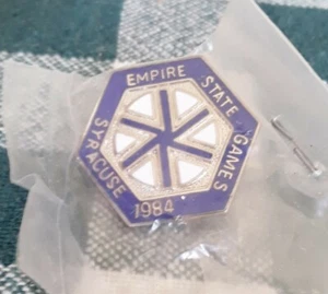 Empire State Games Syracuse 1984 Pin Anstecker silberfarben ~ 1" Durchmesser noch in Tasche - Bild 1 von 2