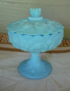 Plato pedestal de compota vintage de vidrio satinado azul FENTON con tapa de lirio de agua - usado en excelente estado - Imagen 1 de 12