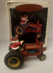 Vintage 1994 Hallmark Andenken Weihnachtsschmuck 2,75" Here Comes Santa Traktor - Bild 1 von 8