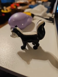 JRL Skunk Figure Giocattolo in Plastica Animale Nero Bianco 2,25 Pollici - Usura - Foto 1 di 11