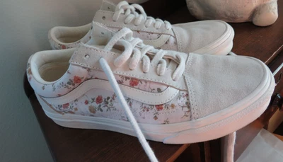WOMAN'S VANS OFF THE WALL OLD SKOOL DESERT SAGE FLORAL SUEDE TRIM SNEAKERS - Image 1 of 4