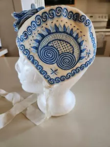 Sombrero de gorro sueco vintage bordado para niños arte popular, con corbata de cinta - Imagen 1 de 9