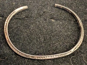 Vintage Navajo Carinated / Bevel Sterling Silver Stamped Design Bracelet size 6" - Picture 1 of 6
