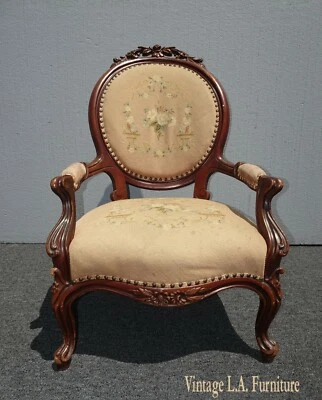 Silla antigua victoriana tallada con tapiz floral tostado a punta de aguja Foto 1 de 4
