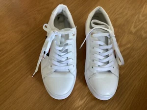 GIRLS TOMMY HILFIGER WHITE SNEAKERS SIZE EUR 36 - Picture 1 of 8