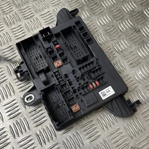 VAUXHALL INSIGNIA CAJA DE FUSIBLES TRASERA BOTA 2.0 CDTI 22737768 2008 - 2013 - Imagen 1 de 12
