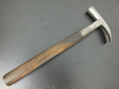 SMALL  VINTAGE CARPENTERS STRAPPED CLAW HAMMER BY J HOWARTH, SHEFFIELD - Image 1 of 4