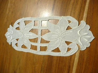 Napperon ou incrustation lin blanc brodé - Photo 1/3