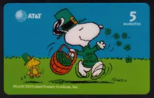 Tarjeta telefónica Snoopy-A-Month #6 (marzo) Snoopy Lanzando tréboles de 4 hojas ESPECIMEN - Imagen 1 de 2