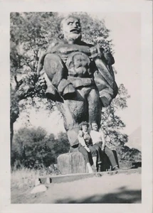 Schnappschuss Vintage Foto Paul Bunyan Skulptur Carroll Barnes Three Rivers CA Odd - Bild 1 von 7