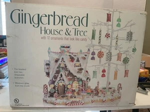 Casa y árbol de pan de jengibre Costco vintage con adornos de caramelo con caja y espuma de poliestireno - Imagen 1 de 11