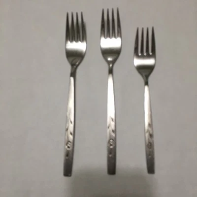 3 Oneida Oneidacraft Deluxe CAPISTRANO Stainless Dinner Forks & Dessert Fork - Image 1 of 4