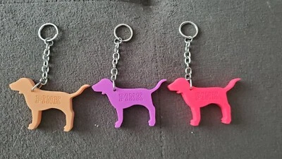 Lote de 3 Chaveiros Victoria's Secret Rosa LOGOTIPO DE CACHORRO ROSA BRILHANTE ROXO E LARANJA - Imagem 1 de 4