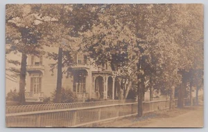RPPC Haus mit Metallzaun unten Bürgersteig Lawnmere Postkarte - Bild 1 von 2