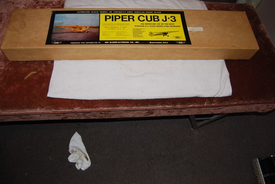 Kit melhorado de avião de controle remoto SIG Manufacturer Piper Cub J-3. Sem motor - Imagem 1 de 3